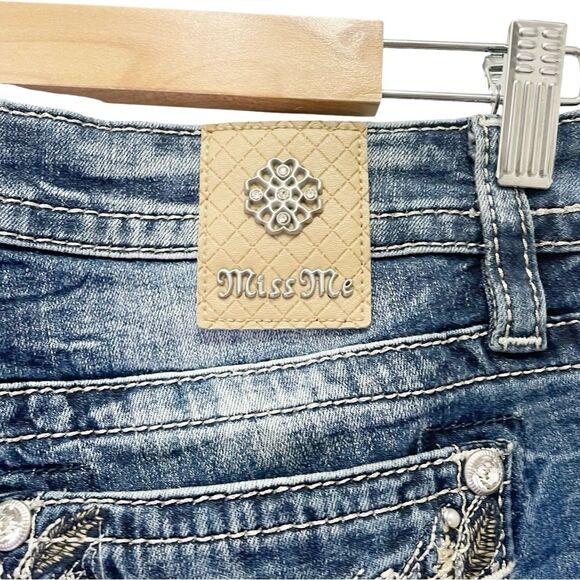 Miss Me Pearl & Feather Border Mid Rise Capri Jeans Cropped Straight Leg Size 27 - Picture 9 of 13